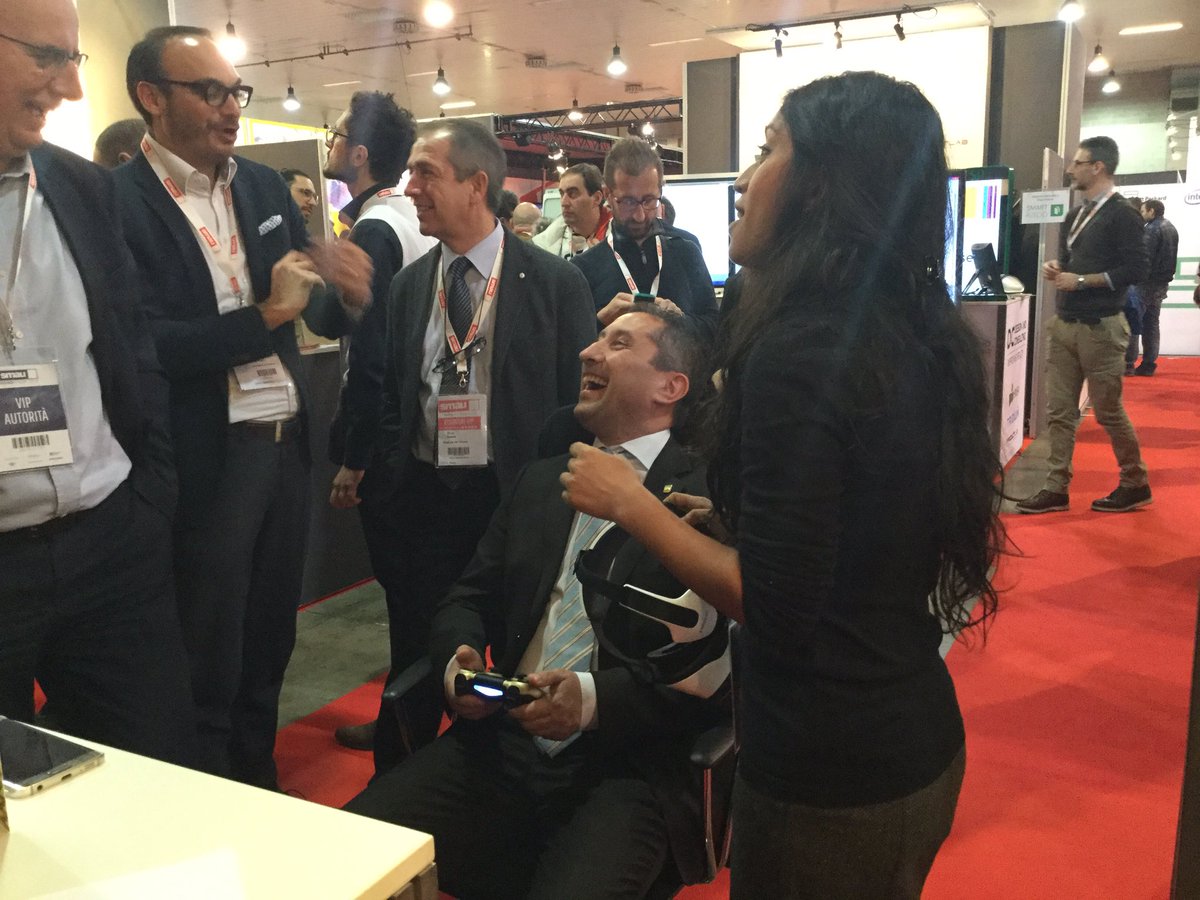 EcateRec's tweet photo. @GForcolin alle prese con il corso #Antincendio di #EcateRec. Riuscirà a spegnere il fuoco? #RealtàVirtuale #smau https://t.co/0I4g6qgG6G