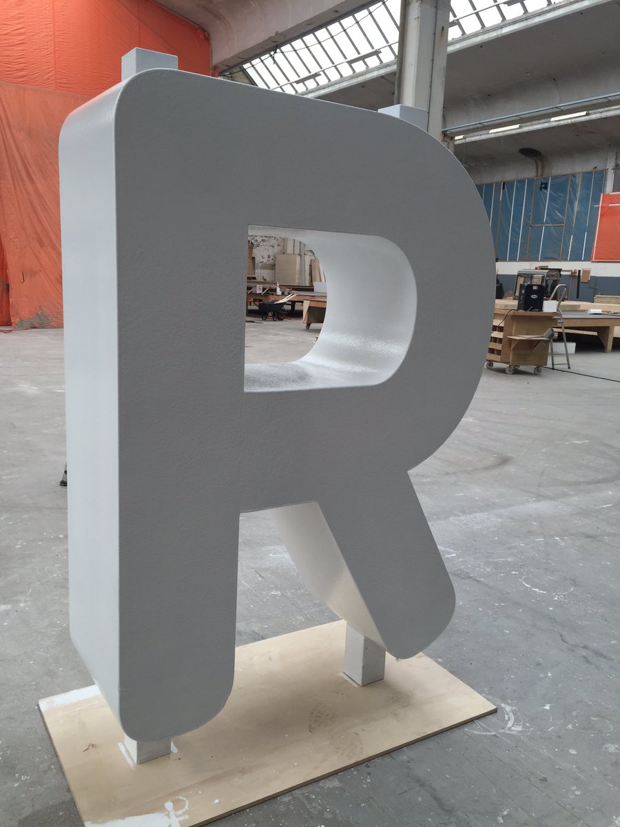 Mooie eps letters met polyurea afwerking in productie