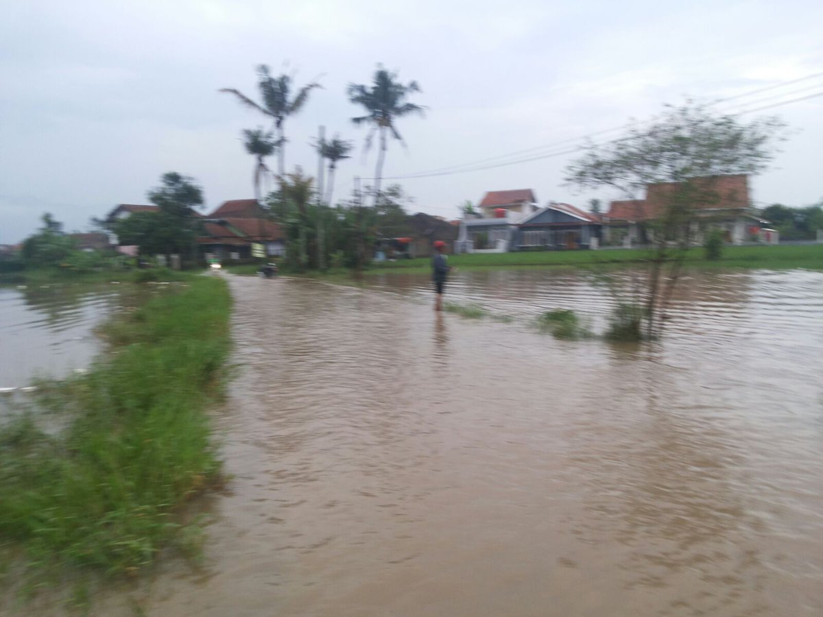 adihumanity's tweet photo. Patroli Team SAR-MRIKabBandung di titik Rawan Banjir.daerah CIreungit menuju cigosol #JabarDaruratBencana https://t.co/NfEpncLynE