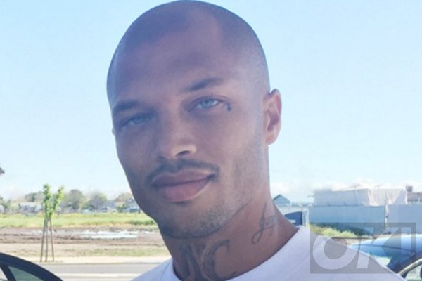 OK_Magazine's tweet photo. 'Hot convict' Jeremy Meeks has been released and is ready to start his modelling career: https://t.co/CIQOdwbkDU https://t.co/bTJLNxana2
