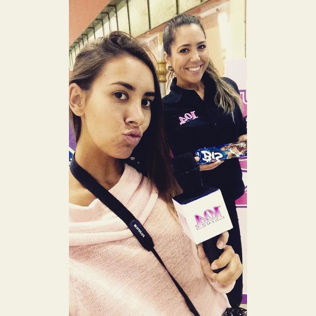 PaolaStelmach's tweet photo. Comunicadora Paola Stelmach pra vcs 😘 #Radio104FM #ChocolatesLacta #UnidadeMovel104FM #Red… https://t.co/DVdUE7GKrZ https://t.co/nB7Bg52hX4