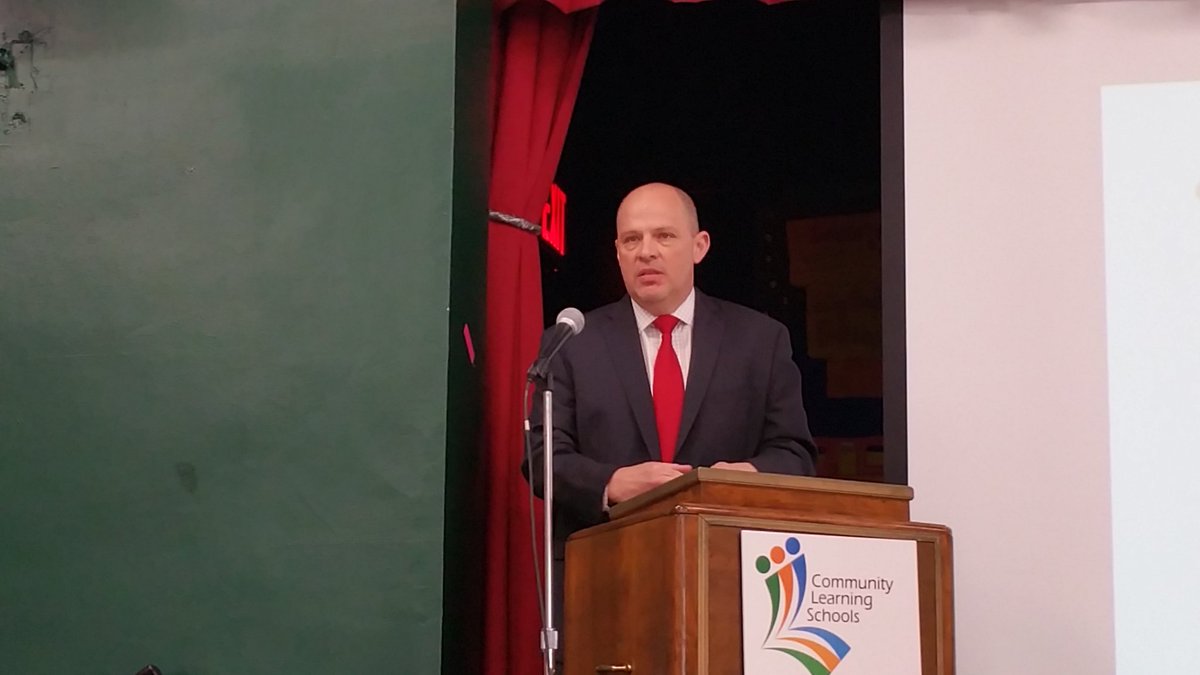 BweeksB's tweet photo. #CLSShowcase partners educating the whole child. Giving voice to parents & community. @UFT Pres. Mulgrew PS 1 A. Hom https://t.co/HLAkHfl40N