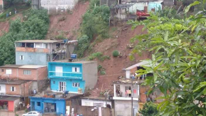 winy_fernandes's tweet photo. @RGottino Bairro água Vermelha em Francisco Morato situação lastimável https://t.co/A6zDQQbKYu