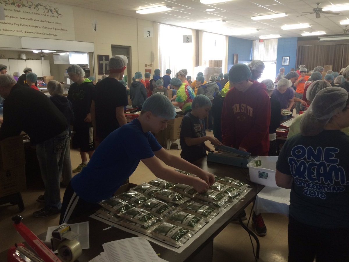 humboldtms1's tweet photo. Our 6th graders trying to beat the the 7th grade total of 22,464 meals packaged in an hour! https://t.co/oWY1PcH2y0