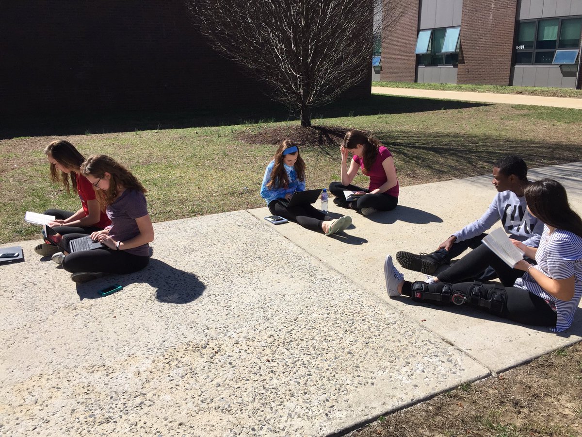 Chelle_bano's tweet photo. Working outside doesn't seem like work #readachieve #worldlit #delranpride https://t.co/vrDjoLSB99