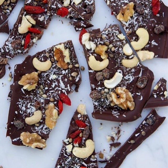 Dark chocolate + toasted hemp seeds = 😍 
Regram <a href="/wellandgoodnyc/">Well+Good</a>