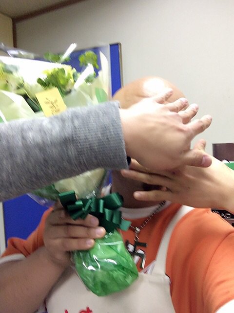 kurochan96wawa's tweet photo. ダメ恋。
クロちゃんクランクアップ。
あーん、顔隠されてる＿|￣|○
#ダメ恋 #ダメなクロちゃんに恋してください https://t.co/pIpJNoKZOp