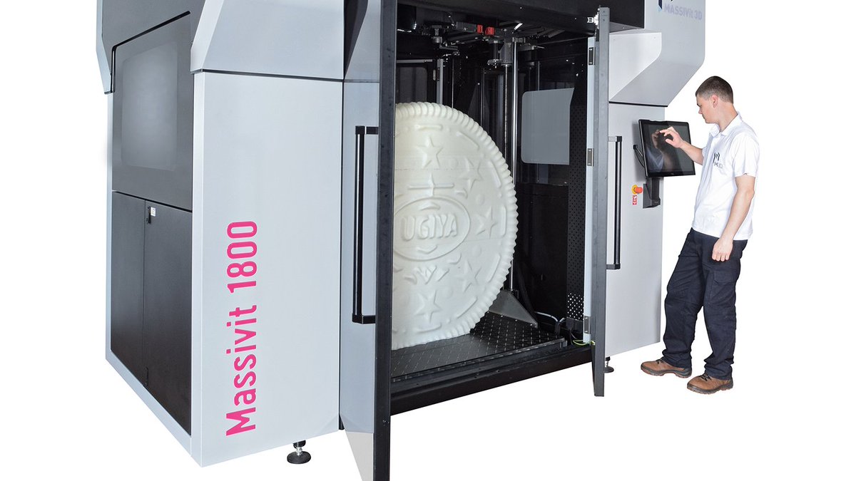 digital_arts's tweet photo. This 3D printer can print objects as tall as @MCHammer
https://t.co/zanQSGMSsF https://t.co/G0Kyh4zfxZ
