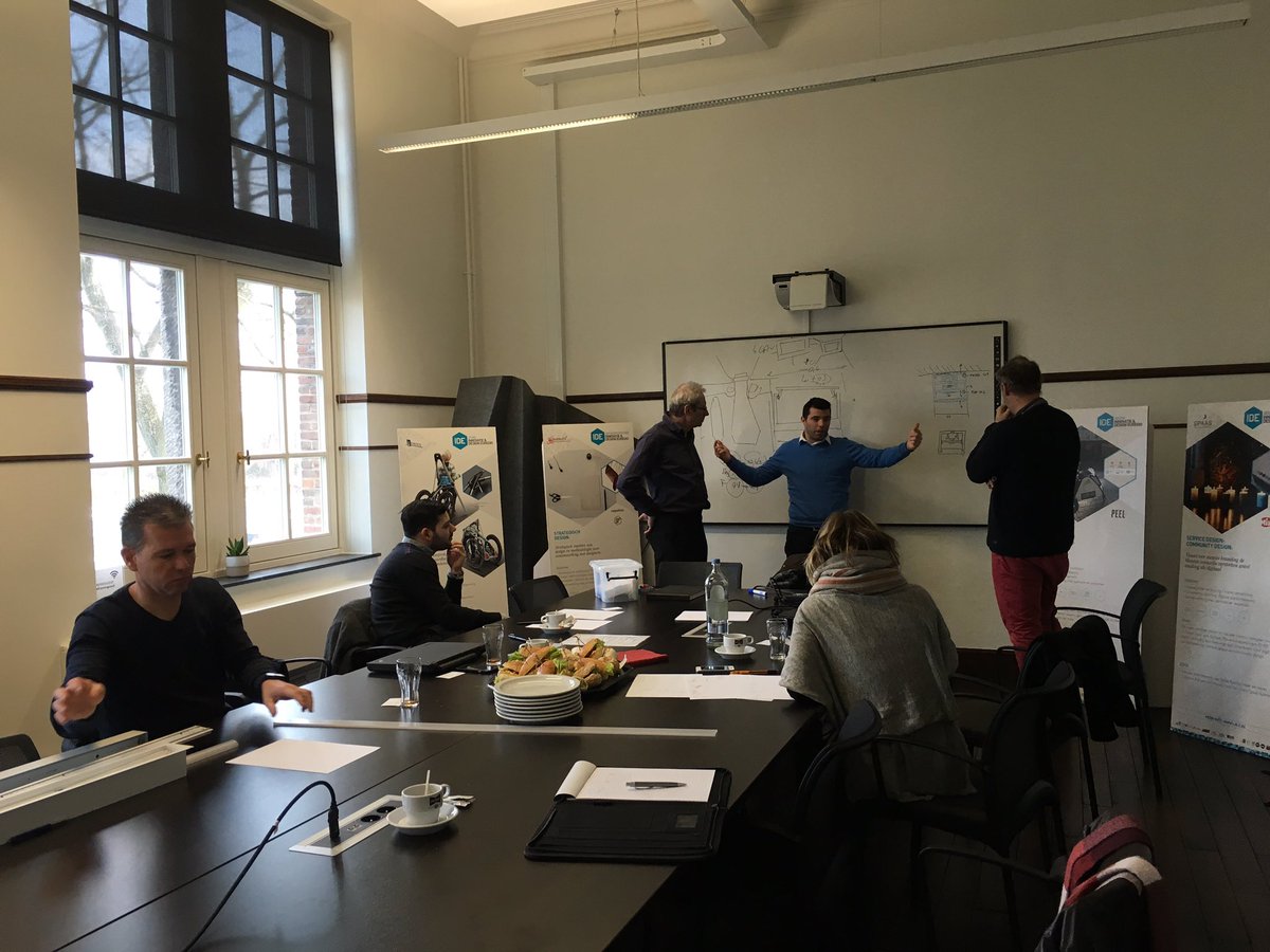 Innovatiedesign's tweet photo. Innovatie workshop @cminecrib met  @Lednlux en extern expert Dirk Vananderoye https://t.co/HgvBTApN7e