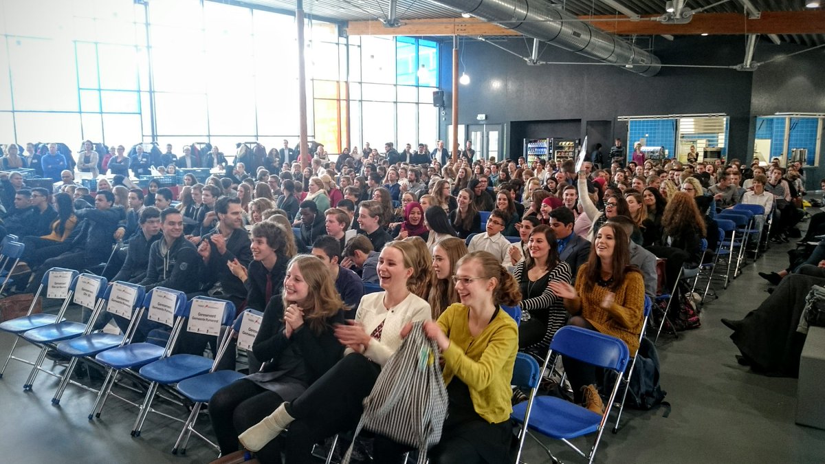 eenrodefiets's tweet photo. Meer dan 400 vmbo'ers uit het hele land. Het #vmbodebat 2016 is begonnen! #Scholeneiland @psgpurmerend https://t.co/kOxj0DlA8B