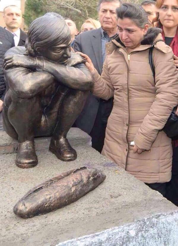 Ne desek az, 
Ne yazsak eksik kalır.. 
Utanır insan 
Utanır şiir 
Utanır şair 
Susar söz..
#BerkinElvan