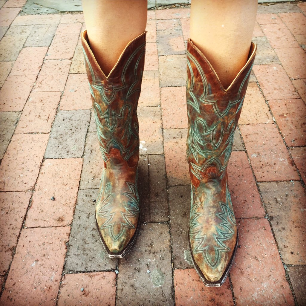 daniellecohn's tweet photo. Cowboy, take me away! Fly this girl as high as you can into the wild blue. ✈️ #sxswphilly #sxsw2016 https://t.co/aJbH8xxyku