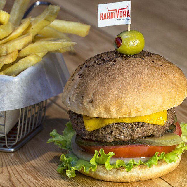 KarnivoraSteak's tweet photo. En garantisi #cheeseburger'dir. Üzmez, yanıltmaz, fantezi - sürpriz yapmaz. Candır cheeseburger... 🍔🍔🍔🍔🍔🍟🍟🍟🍟🍟👍🏻👍🏻👍🏻 https://t.co/l2yqWCLtmh