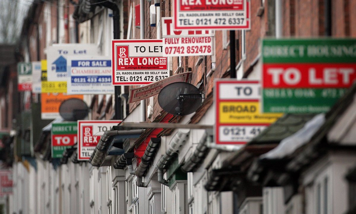 ComPropertyDeal's tweet photo. "Buy-to-let mortgage lending rockets ahead of stamp duty rise" @TheGuardian #HousingMarket https://t.co/MrDfjNqlQC https://t.co/xLtfULPybw