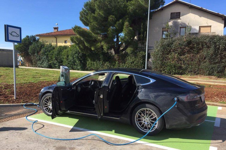 eautoguru's tweet photo. Otvorene nove punionice u #SlavonskiBrod i #Novigrad https://t.co/Hh8Ndr00kz https://t.co/iNSMO6aNDJ