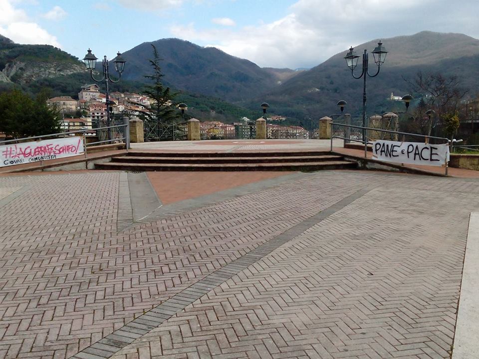 NicolaComanzo's tweet photo. #LaGuerraFaSchifo #PANePACE #GiovaniComunisti Montecorvino (SA) https://t.co/34Oqg8uiip