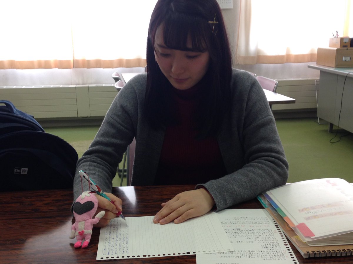 福専レンジャー 旭川福祉専門学校 卒業式を前に頑張っている人 見 つけた あっ この人は卒業生代表挨拶の人 2年間の思いを文章にしてるんだね あぁ っ この人が教室のワックスかけてるぅ ﾟdﾟ 教室ピカピカ 心もピカピカ Z