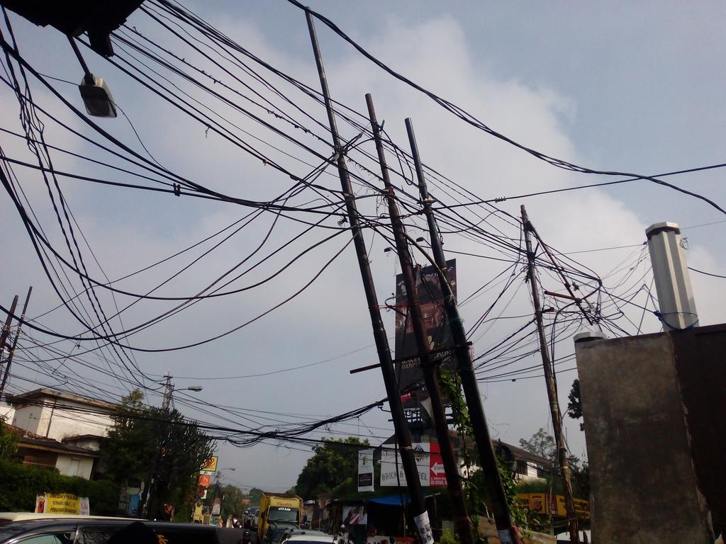 AripbudiArip's tweet photo. Sepertinya nunggu ada korban, baru ditindaklanjuti ya @TelkomIndonesia @pln_bandung @ridwankamil @PRFMnews https://t.co/fuM0Z5Icrw