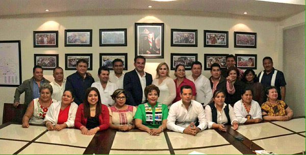 manolo_leon's tweet photo. Ayer intercambiamos puntos de vista los candidatos a Dip del PRI-PVM, con @alejandromurat, gracias por su confianza! https://t.co/2V0MkgXzRN