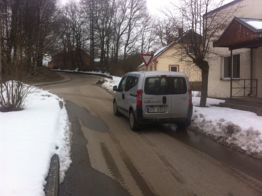 aivars_ru's tweet photo. @Lattelecom tas tā normāli, ka mašīna tiek atstāta tā, ka citi autobraucēji netiek garām? https://t.co/da3wR9OCFH