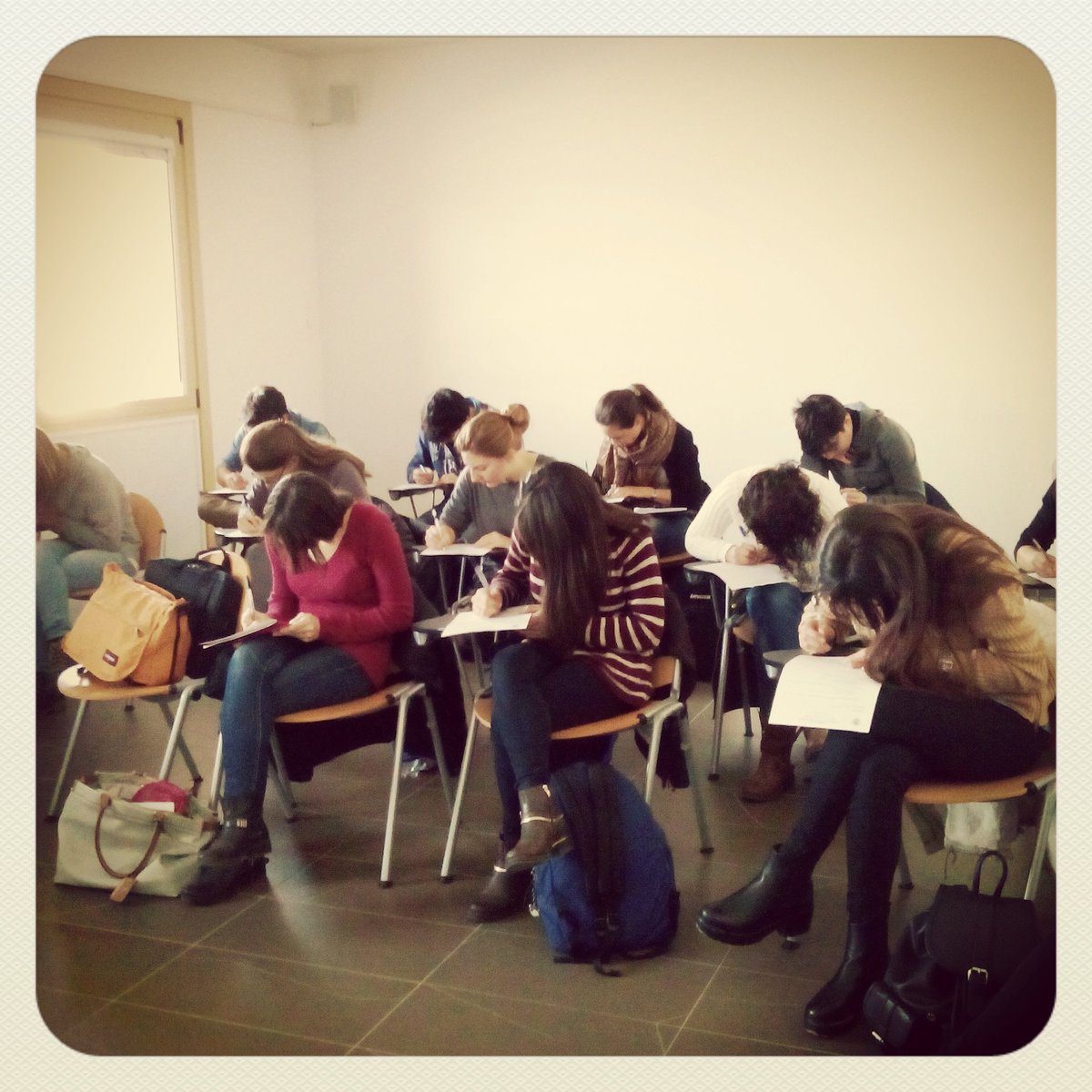 marce_giorgio's tweet photo. Il #test è iniziato e la classe è assorta....veloci che mezz'ora passa velocemente!! :-) #comunicarcheo https://t.co/CbOTeAt7c7