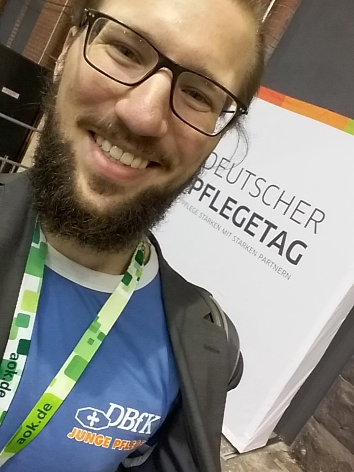 Stefan_Schwark's tweet photo. .@jungepflege präsentiert sich auf dem #pflegetag. 17 Uhr. https://t.co/8QyV8LIvp8
