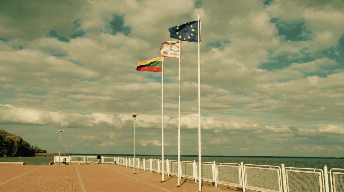 BlurredBorder's tweet photo. Lithuanian indepence day: tricolor in Curonian Spit. #kovo11 #Lietuva https://t.co/9eKguAb10m