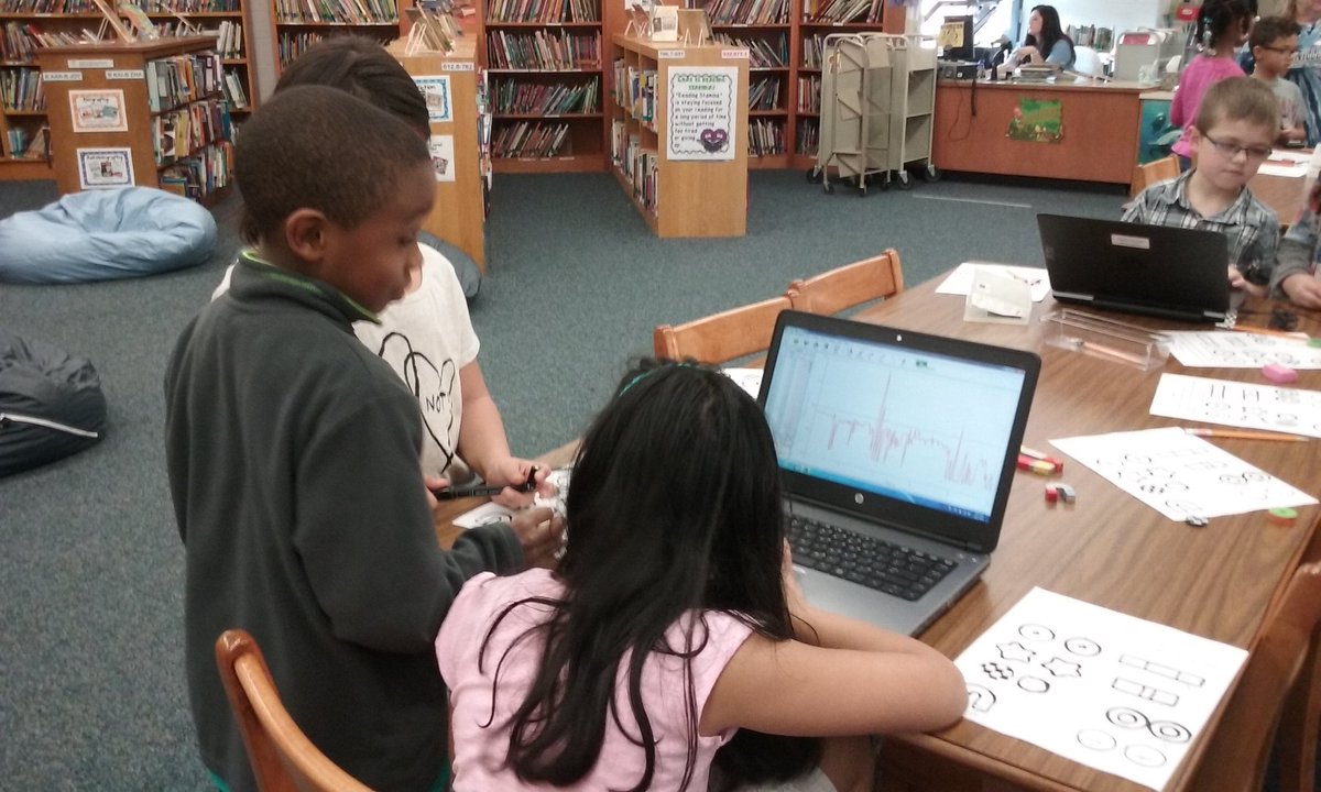 sjesposi's tweet photo. @CentervilleVB 
2nd graders using Logger lite to investigate north &amp; south poles of magnets. https://t.co/hb7on5ILMu