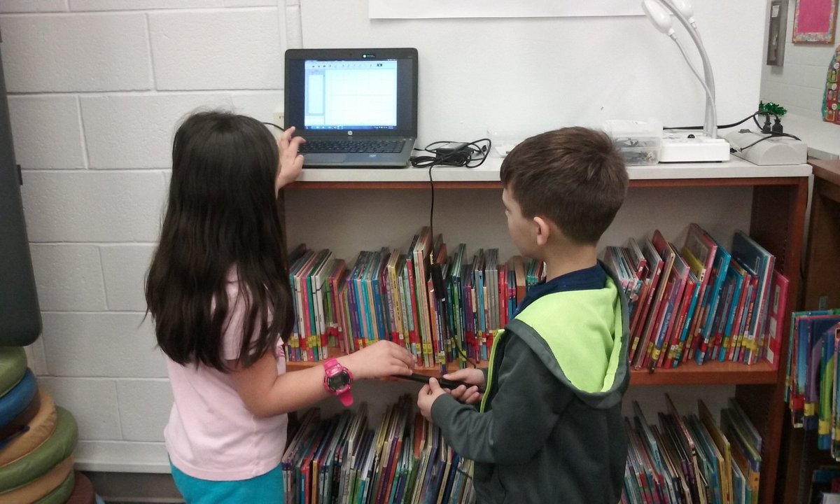 sjesposi's tweet photo. @CentervilleVB 
2nd graders using Logger lite to investigate north &amp; south poles of magnets. https://t.co/hb7on5ILMu