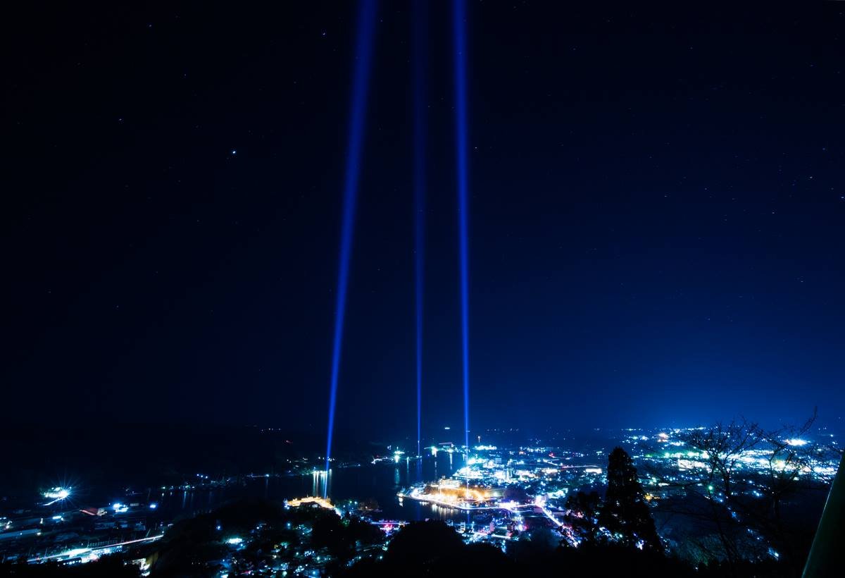 311hikari's tweet photo. 気仙沼湾を見下ろす安波山から、雲１つなくずっと高く遠くまで、3本の光の柱がたちあがっています。星空も美しく静かな夜です。
3月11日からのヒカリ・Facebookページより。
https://t.co/oKjwx4qx4J https://t.co/MJG6zX5wiU