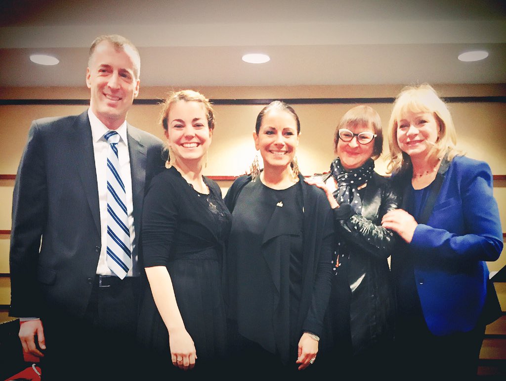 MEve_BK's tweet image. Cravates roses de la parité: rv de #CMTL qui vise à accroître le nbre de femmes dans les lieux décisionnels #polmtl