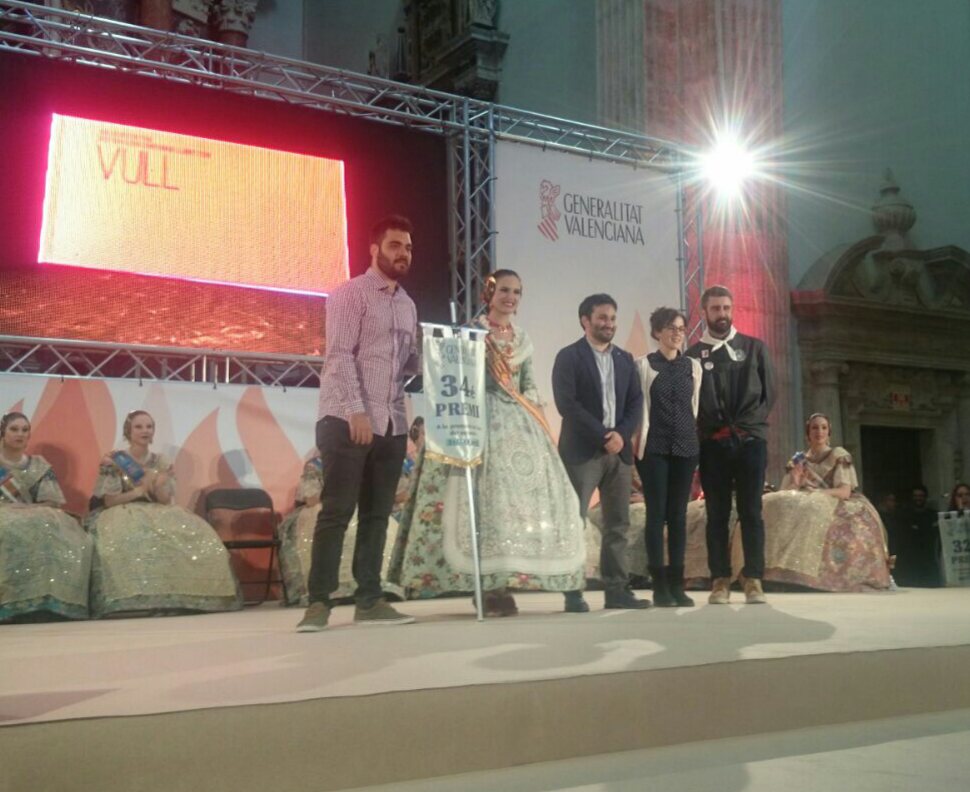 FCastielfabib's tweet photo. Ja tenim el nostre premi!! Q contents!! 👏👏👏👏 #llibret16 #Ambivalència #falles #fallas #falles2016 #cultura https://t.co/wXZTX7T3Vf