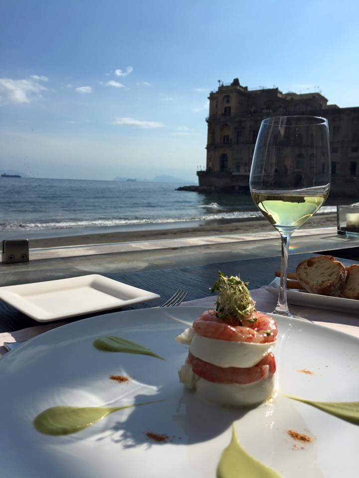 Mare, sole e crudo di gamberi e mozzarella. Attendendo la primavera a #PalazzoPetrucci #napoli