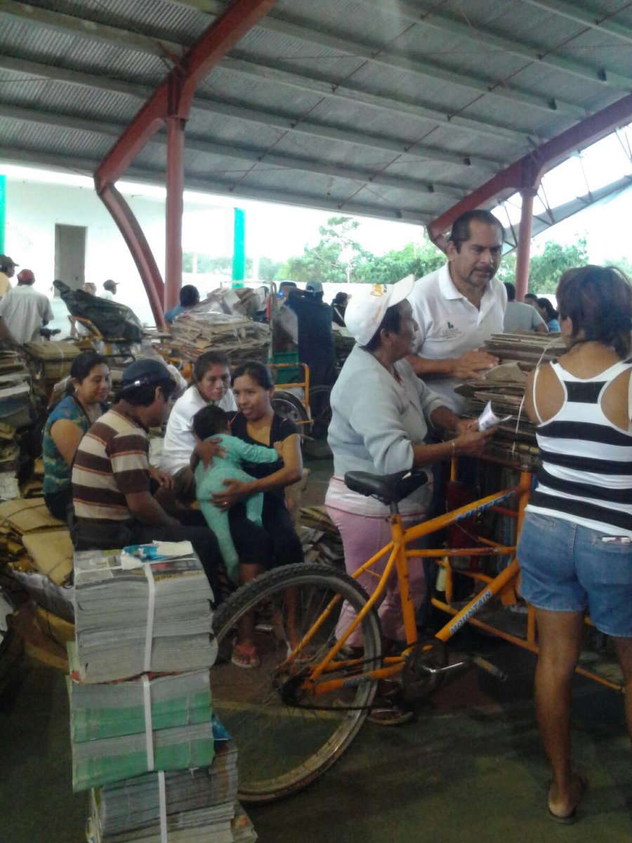KarlitaBlankas's tweet photo. En #BasuraxAlimentos col Payo Obispo II dando información p inscribirse a Programa @Liconsa @hectorpablo_ @betoborge https://t.co/FOp2Lq80pc