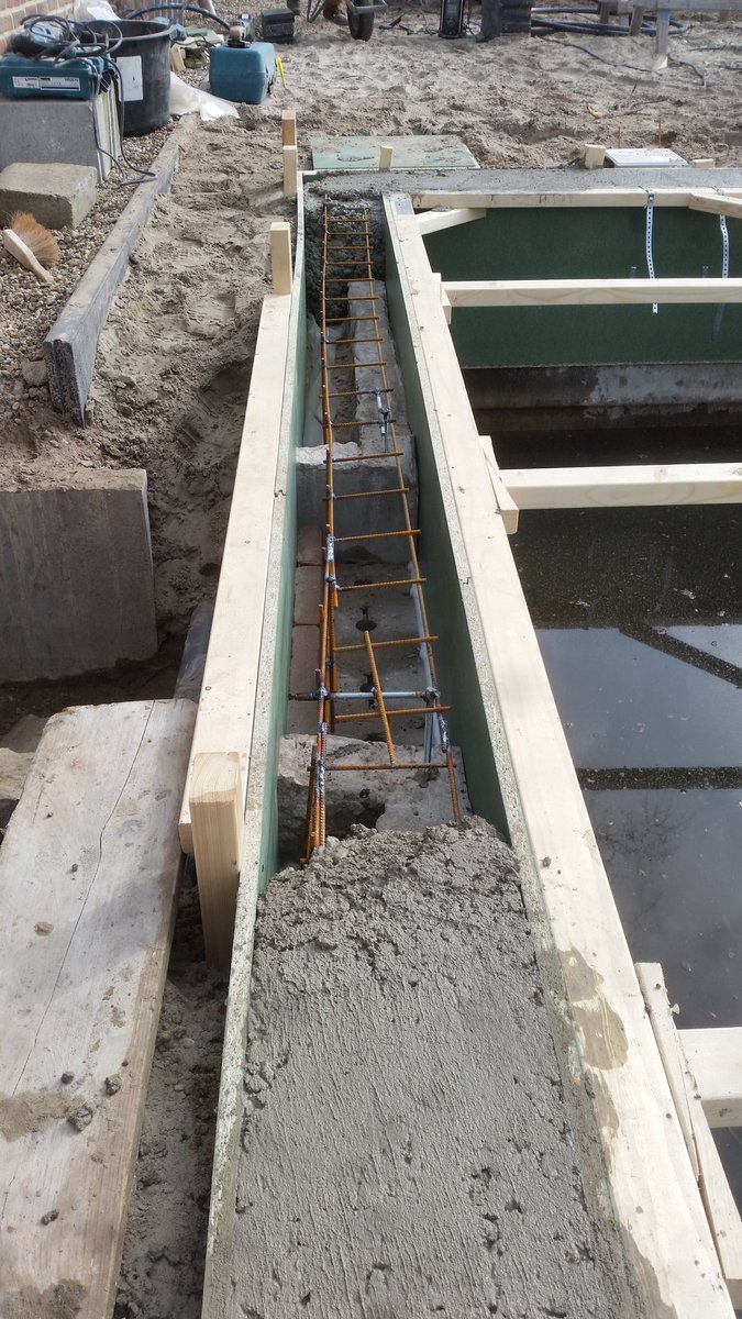 invormbouw's tweet photo. Zwembadrand ingeschaald gisteren en vandaag beton gestort. https://t.co/HUiyvvgskl