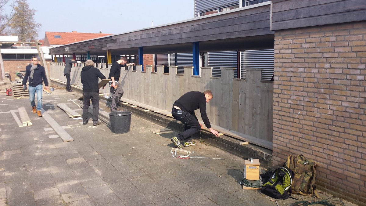 frank_van_esch's tweet photo. #Perfetti geweldig aan de slag op #HetKasteel. Klussen, sport en spel met onze leerlingen. Geweldig! https://t.co/tuXEBpeXKs