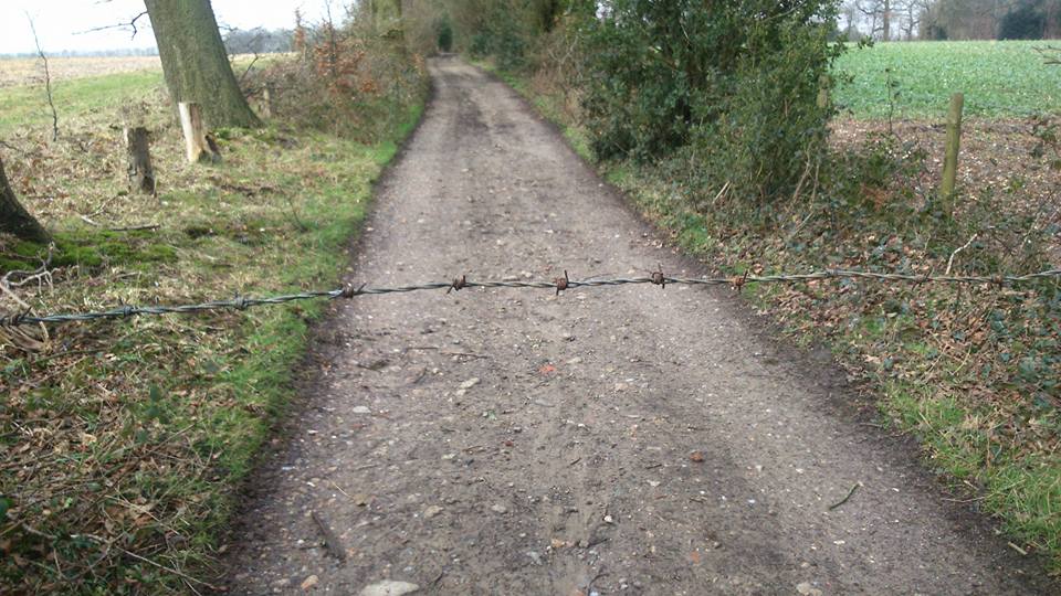 Kent_999s's tweet photo. RT WORMSHILL: @BikesyUK Nightmare. Barbed wire traps set at cyclist neck height on Kentish trails around Wormshill. https://t.co/DuFNX8rmk7