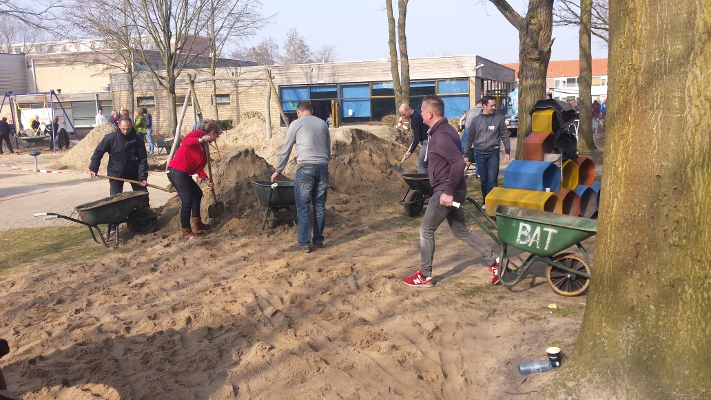 frank_van_esch's tweet photo. #BetrokkenOndernemers Breda regelt geweldige dag op #HetKasteel samen met #Perfetti Van Melle.  Dank je wel. https://t.co/jLAw1M1nd3