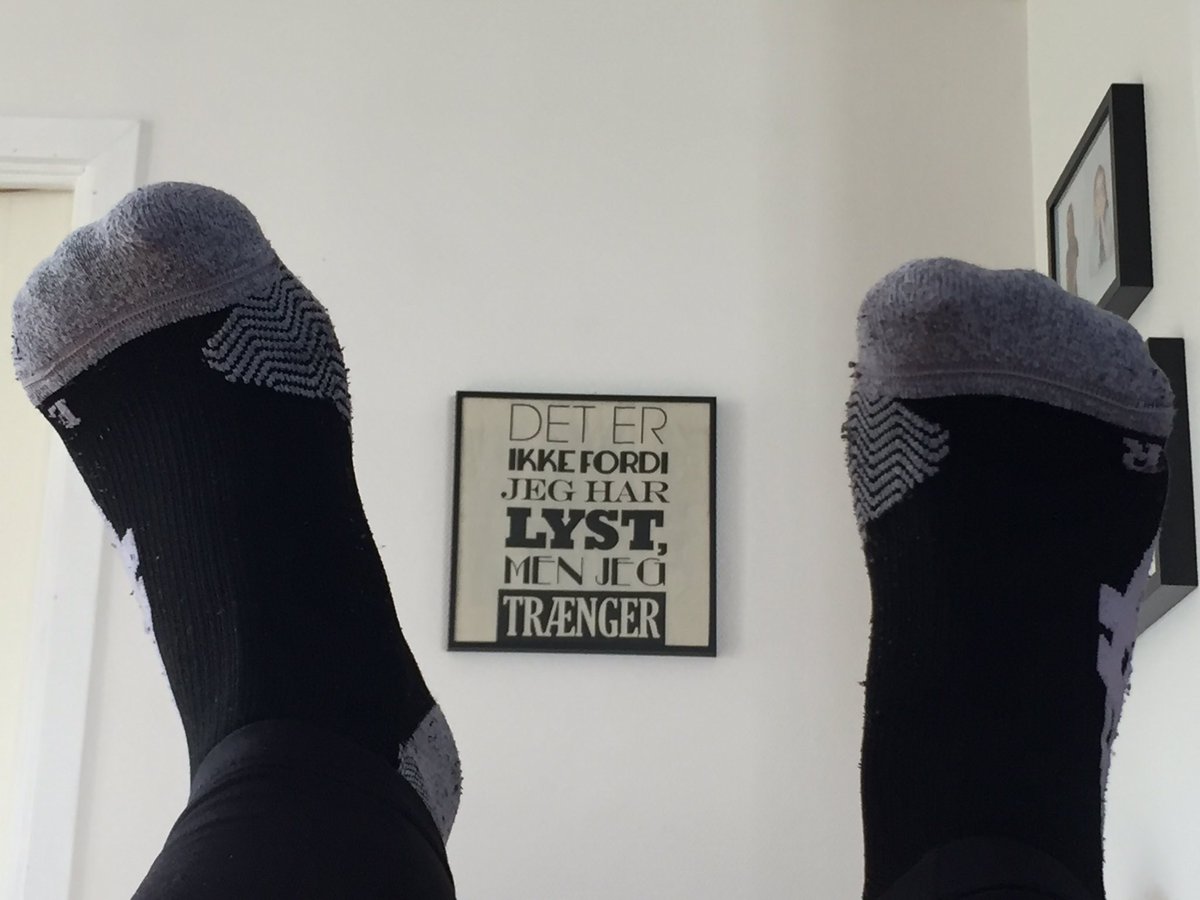 ManneTwit's tweet photo. Nå, men den tur løber jo ik sig selv, vel? #medbeneneoppe #sofadyr https://t.co/f1fp3eBaLn