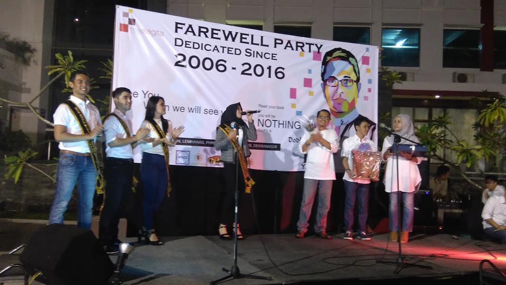 KotaBalikpapan's tweet photo. #EventBPN Persembahan dari Duta Wisata @FDWB_BPN tahun 2016 pada Farewell Party Mr. Dodhy Achadiyat @hotelsagita https://t.co/95yqOwdq0Z
