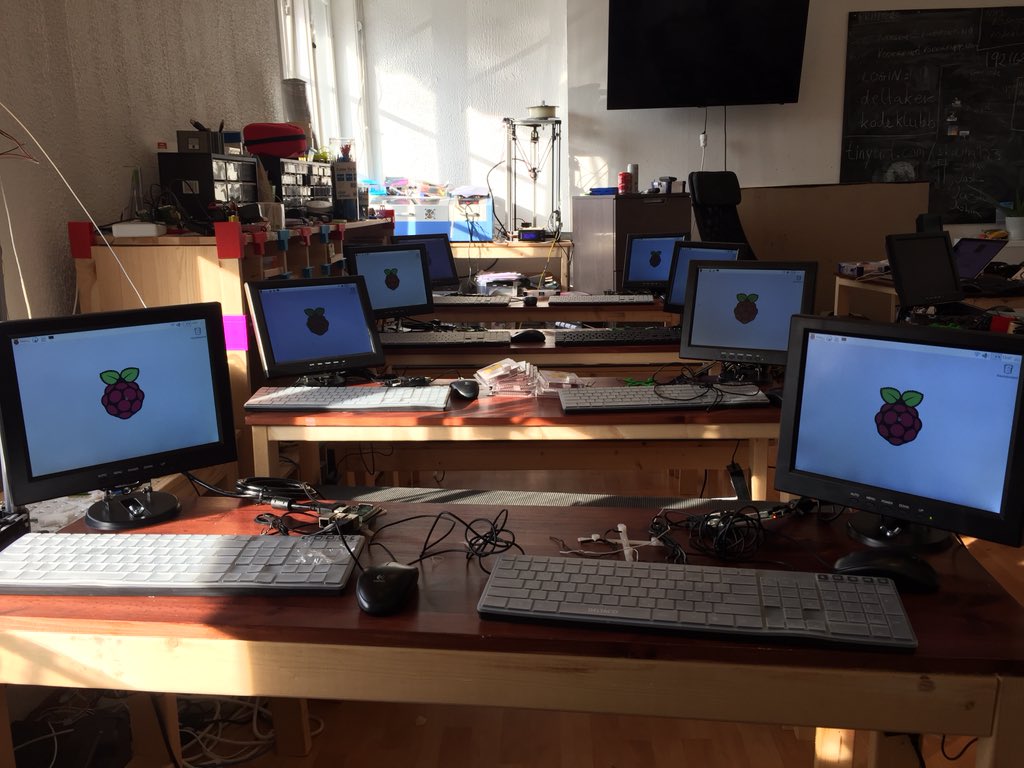 kodegenet's tweet photo. Åh, det er et vakkert syn, eller hva? || IT is a beautiful sight, or what?  #pilab #codeclub https://t.co/hyRvBqMnow