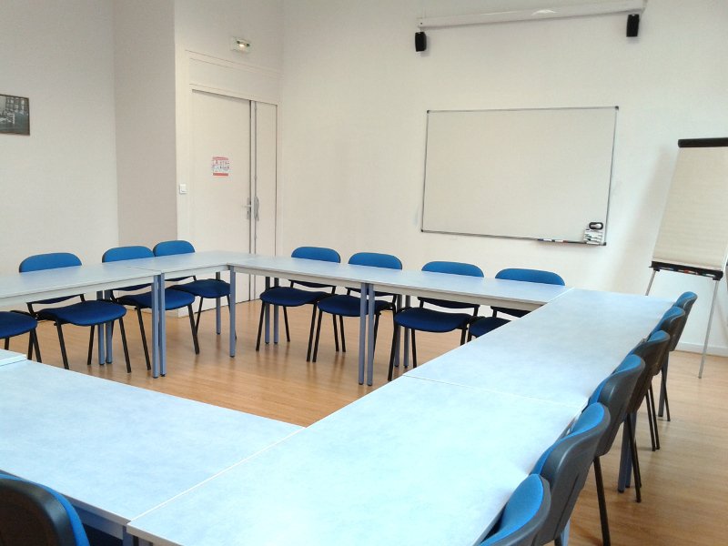 le9bis's tweet photo. La #salle Boyer lumineuse et spacieuse est disponible à la #location pour votre #réunion d'#entreprise à #Dijon https://t.co/a7v9Z1z1lQ