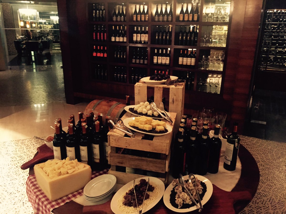 GandhiNikhila's tweet photo. #ItalianFair #WineBuffet @Focaccia @HyattRegencyChe https://t.co/Yuhx6MYEq1