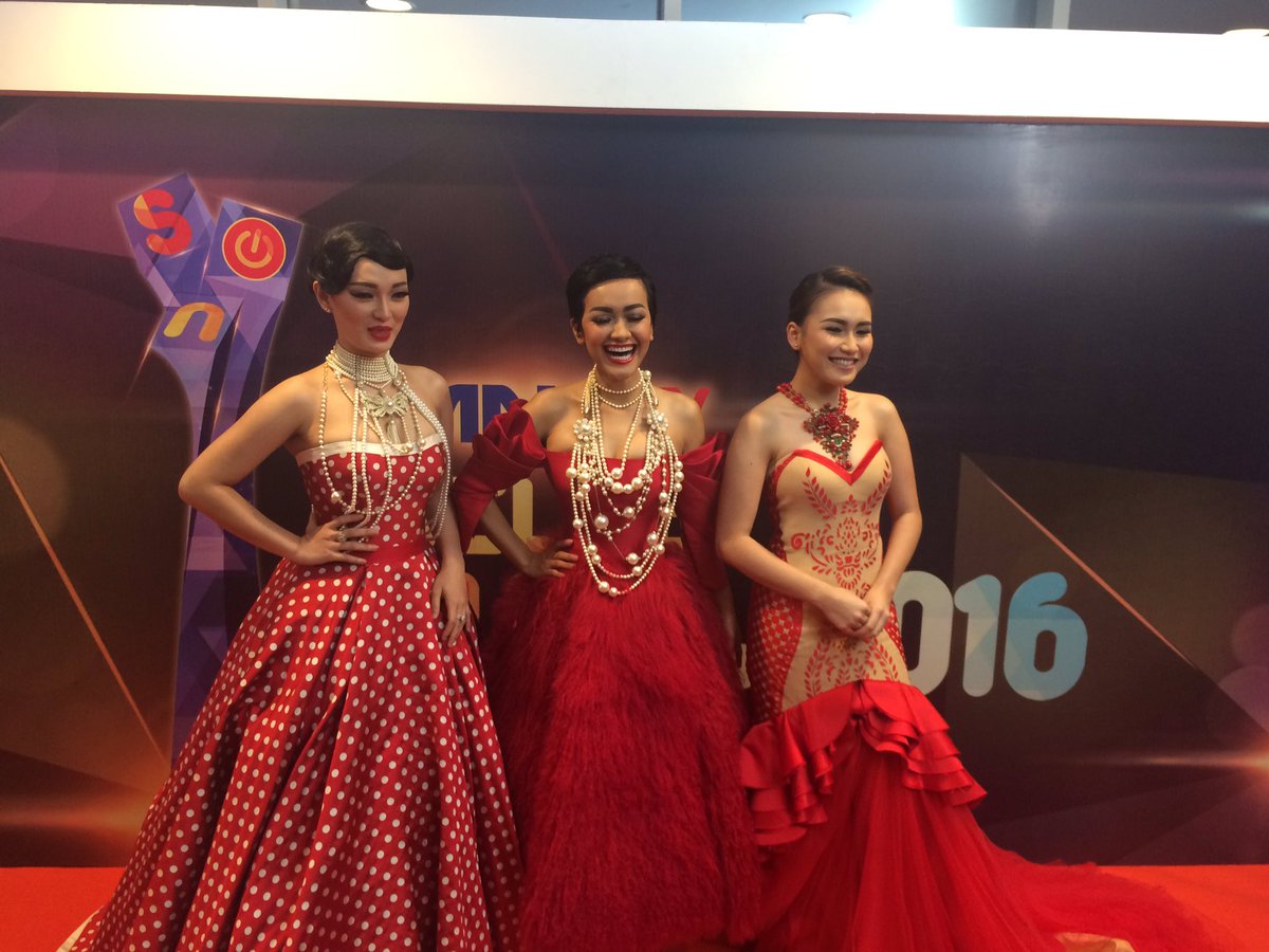 Love_CeCePy's tweet photo. RT"@MNCupdate: Cecepy merah merona! Cantik kan? @juliaperrez @aytingnew92 @Zaskia_Gotix #SONAwards https://t.co/XS33FZzLMY"