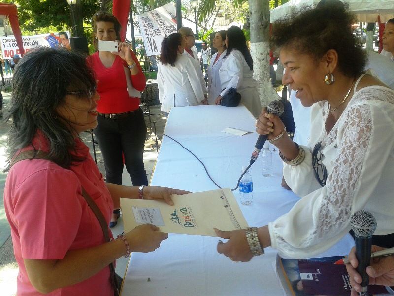 Minhvi_Oficial's tweet photo. Más de 900 personas beneficiadas con su #TituloDePropiedad de tierra urbana en #Anzoategui https://t.co/zHHkPam8i5 https://t.co/2SQ0nxOuZR