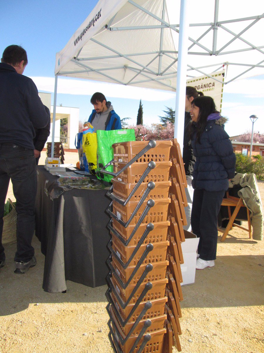 separesplaestan's tweet photo. Avui hem estat a #Porqueres repartint cubells d'orgànica i bosses compostables #Separes @ajPorqueres https://t.co/c6BP2CpaM3