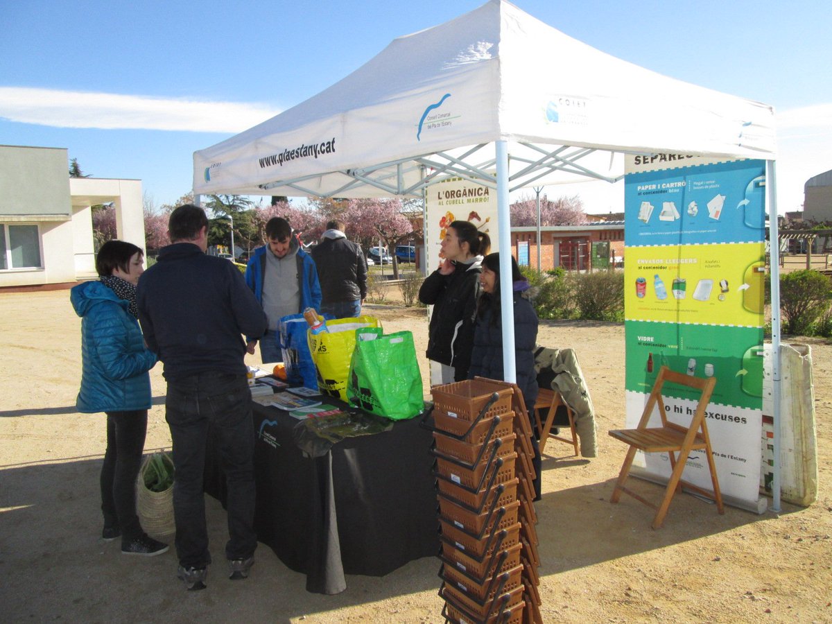 separesplaestan's tweet photo. Avui hem estat a #Porqueres repartint cubells d'orgànica i bosses compostables #Separes @ajPorqueres https://t.co/c6BP2CpaM3