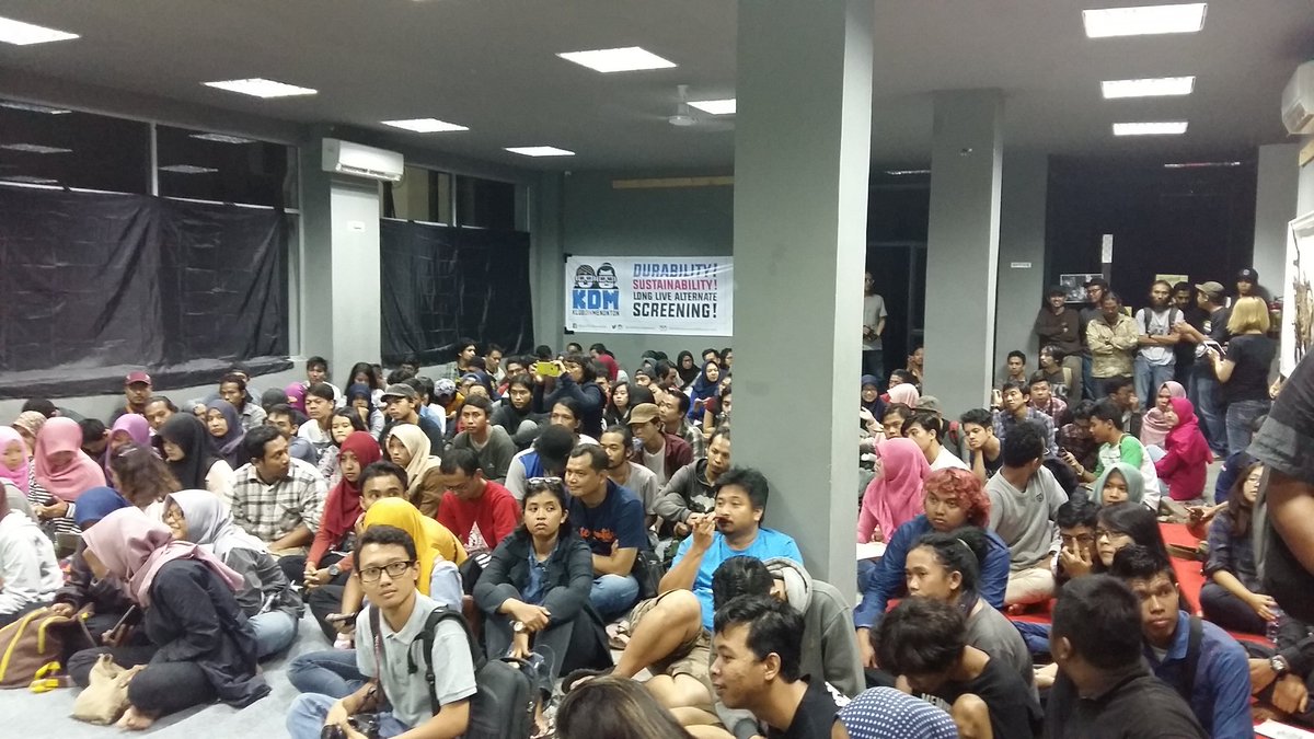 LoopStation_YK's tweet image. Tumpah-tumpah kata yang pas buat acara malam ini #loopstationyk #loopcorner4 @klubdiymenonton