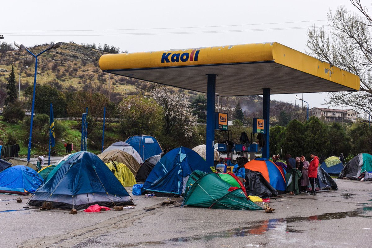 qvx2's tweet photo. @DanielBiskup  D. Biskup: Gelände einer Tankstelle bei Idomeni #Idomeni #RefugeeCrisis  https://t.co/osxVyZFzWW