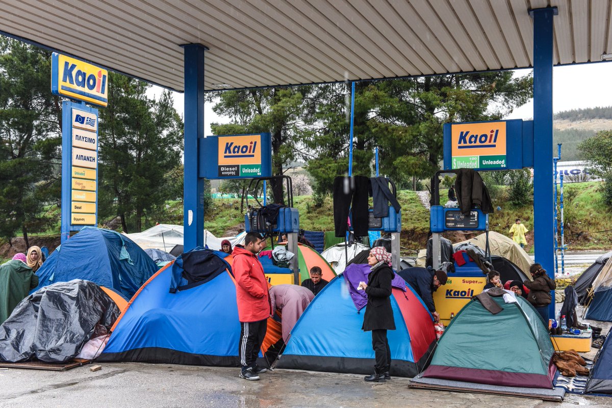 qvx2's tweet photo. @DanielBiskup  D. Biskup: Gelände einer Tankstelle bei Idomeni #Idomeni #RefugeeCrisis  https://t.co/osxVyZFzWW